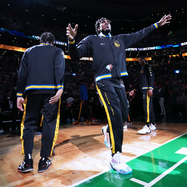 关键时刻金州勇士备战中超，绝杀压哨细节曝光，更衣室稳定，临场指挥获称赞(勇士vs雷霆超远绝杀全场回放超清中文版)