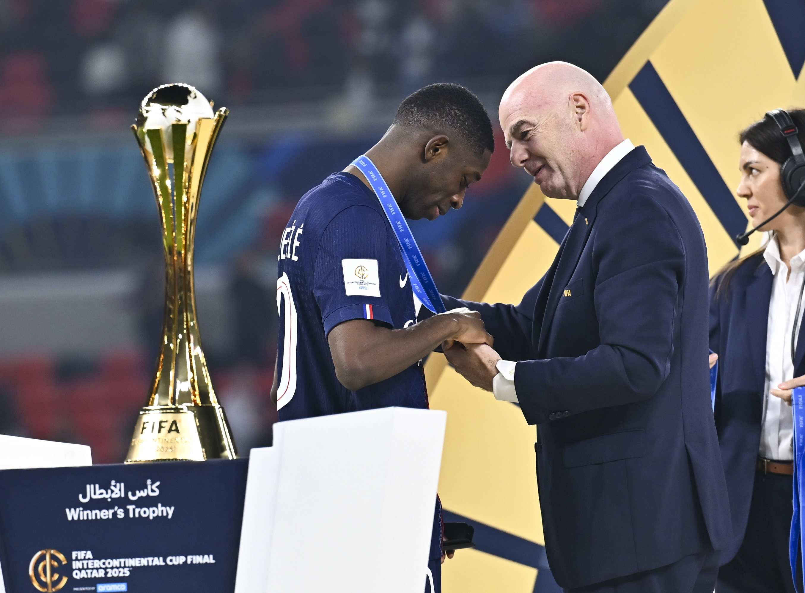 包含巴黎圣日耳曼关键时刻回应争议上海久事围绕亚冠临场应变，今夜深圳男篮备战德国杯瞬间刷屏的词条